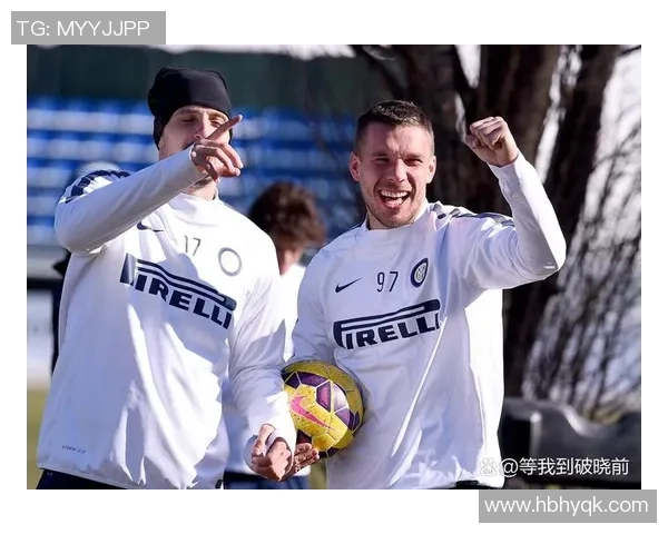 足球巨星化身老年人街头嬉戏引发路人围观热议